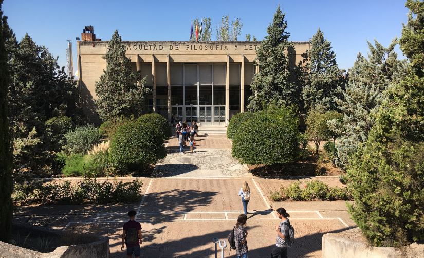 Académica UCSH participa en conversatorio de la Universidad de Granada