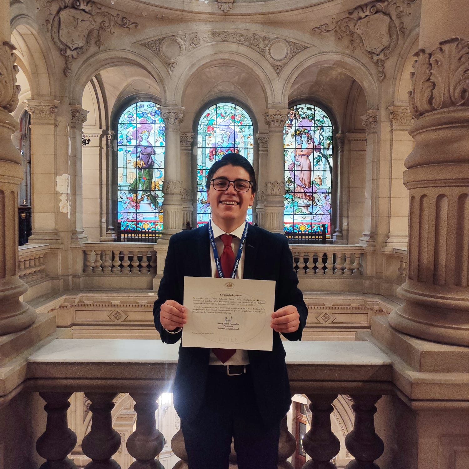 Estudiante de Derecho UCSH recibe certificación por pasantía en Dirección de Estudios del Tribunal Constitucional