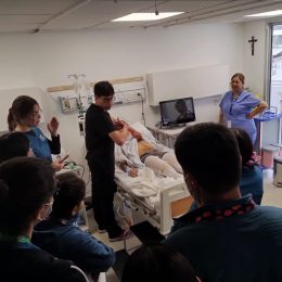 Estudiantes de Kinesiología UCSH participan en taller de habilidades intrahospitalarias