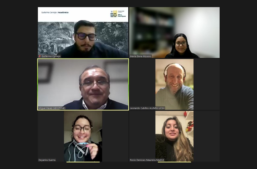 Consejo Consultivo: Imagen de pantalla de la reunión realizada en línea con rostros de los participantes como lo son académicos, empleadores, egresadas y representante de Alumni UCSH.