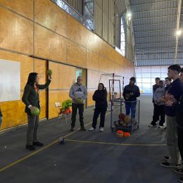 Estudiantes de Educación Física participan en encuentro teórico práctico en gimnasio de campus Lo Cañas. Académicos de la Universidad de Porto realizan demostración
