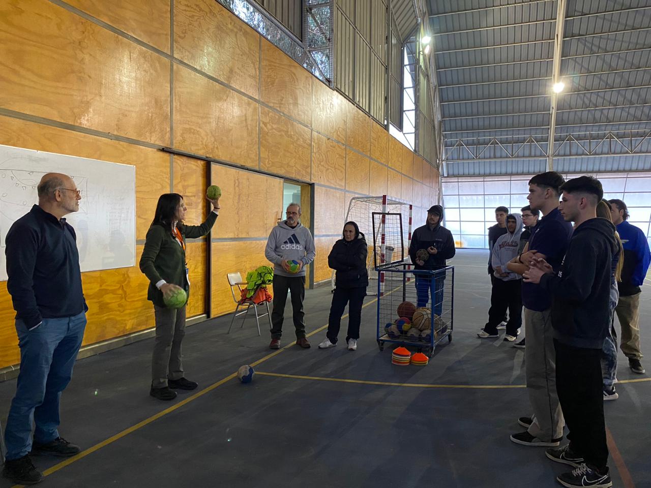 Estudiantes de Educación Física participan en encuentro teórico práctico en gimnasio de campus Lo Cañas. Académicos de la Universidad de Porto realizan demostración