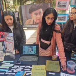 Estudiante de primer año de Trabajo Social UCSH realizan exposición sobre el rol de entidades y organizaciones, en defensa de los DD.HH. Stand de jóvenes con imágenes, videos, y gráficas que dan cuenta del trabajo de la Vicaría de la Solidaridad y del cardenal Raúl Silva Henríquez