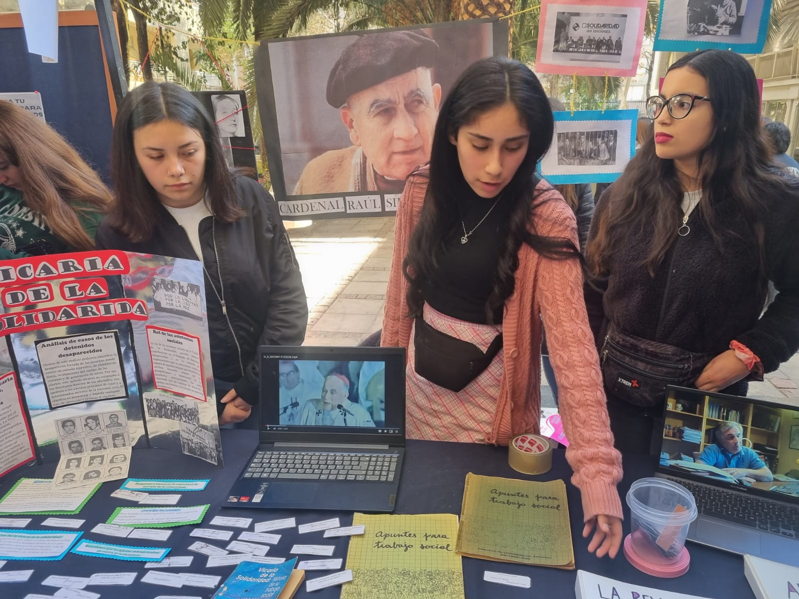 Estudiante de primer año de Trabajo Social UCSH realizan exposición sobre el rol de entidades y organizaciones, en defensa de los DD.HH. Stand de jóvenes con imágenes, videos, y gráficas que dan cuenta del trabajo de la Vicaría de la Solidaridad y del cardenal Raúl Silva Henríquez