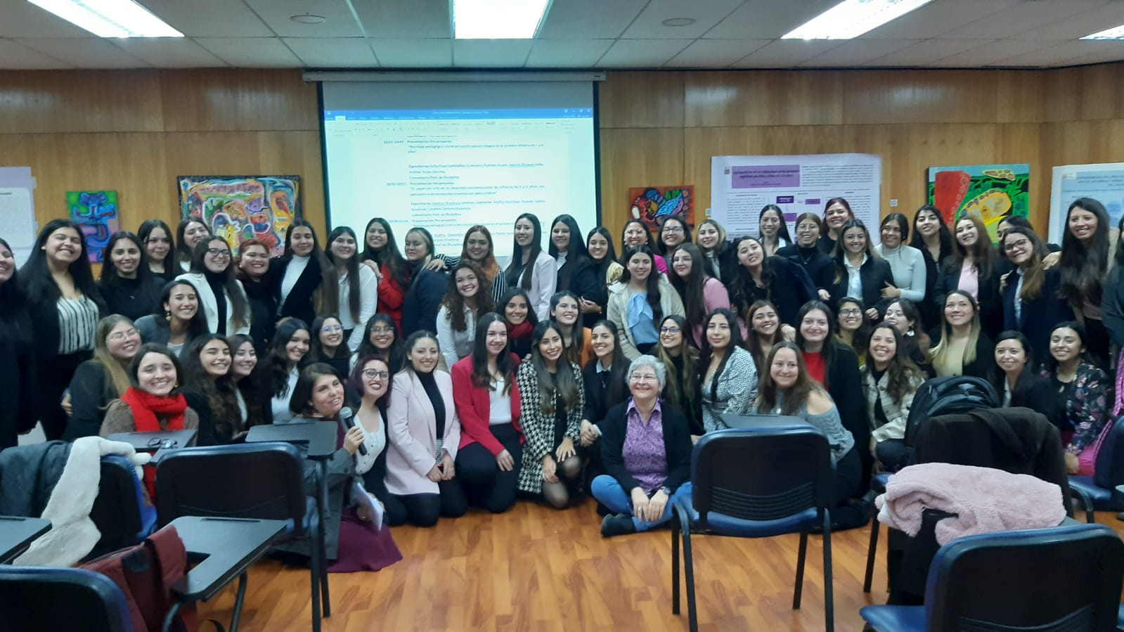 Proyectos de Investigación: grupo de estudiantes que presentaron sus proyectos de investigación