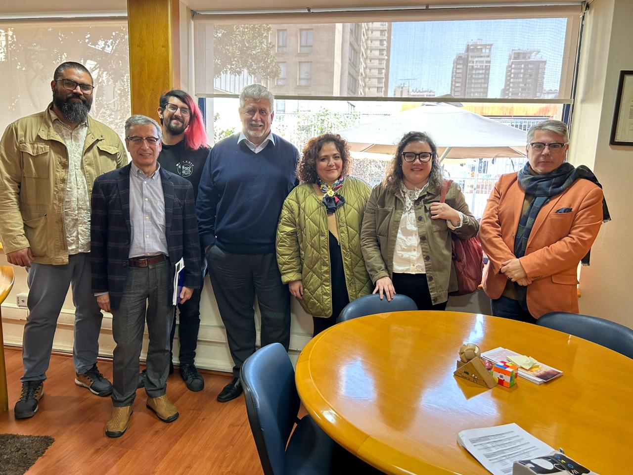 Bienvenida a los docentes Facultad de Educación autoridades reciben al Doctor en Filosofía Cristóbal Vallejos Fabres y a la Doctoranda en Lingüística Arantza Amaia Irizar