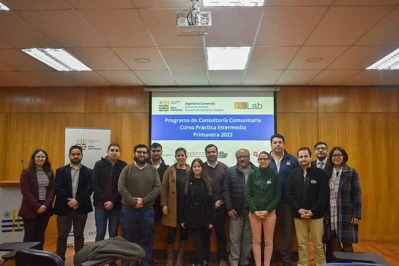 Prácticas Intermedias. Estudiantes y socios comunitarios reunidos en ceremonia de inicio