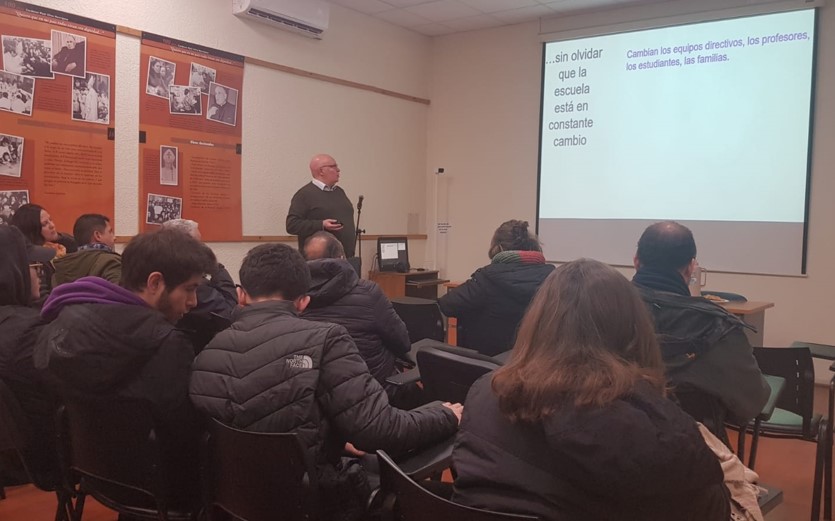 Inclusión educativa: experto conversa con estudiantes en salón de Carmen 340