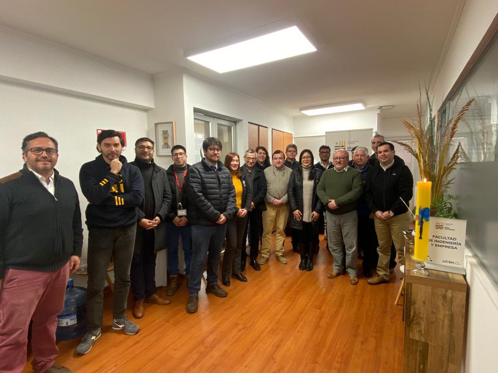 Parte del equipo de académicos, académicas autoridades y personal de gestión de la Facultad de Ingeniería y Empresa UCSH