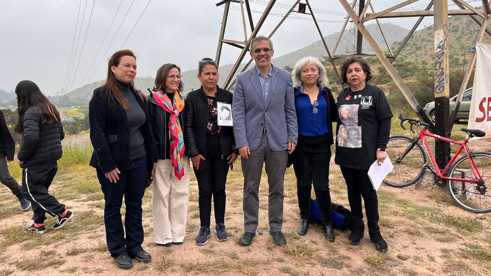 Autoridades en acto conmemorativo en homenaje a las víctimas del ex cuartel 2 en el cerro Chena en San Bernardo.