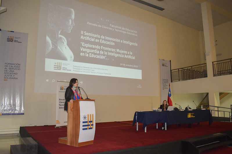 Vicerrectora académica Ximena Canelo expone en II seminario de inteligencia artificial "Mujeres a la Vanguardia de la IA en la Educación".