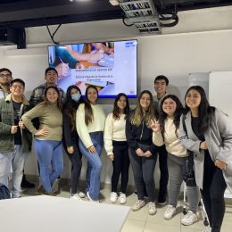 Mediante el taller Actualización Sistemas ERP (SAP), a cargo del profesor César Correa las y los estudiantes aprendieron a integrar de manera fluida el software empresarial, accediendo de manera instantánea a información en tiempo real. Éste es uno de los cuatro talleres del programa de apoyo a la inserción laboral de la Facultad.