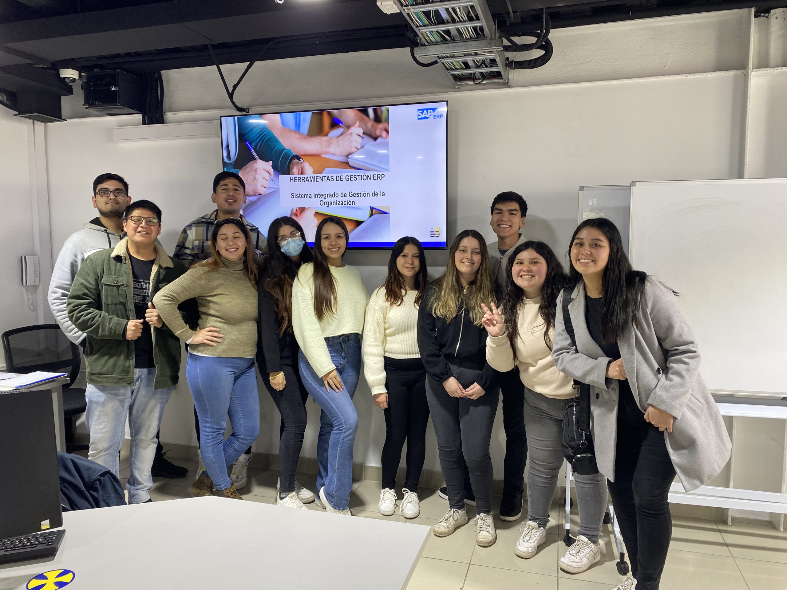Mediante el taller Actualización Sistemas ERP (SAP), a cargo del profesor César Correa las y los estudiantes aprendieron a integrar de manera fluida el software empresarial, accediendo de manera instantánea a información en tiempo real. Éste es uno de los cuatro talleres del programa de apoyo a la inserción laboral de la Facultad.