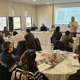 directivos reunidos en taller implementado por académico de la carrera de Pedagogía en Educación Técnica y Formación Profesional UCSH