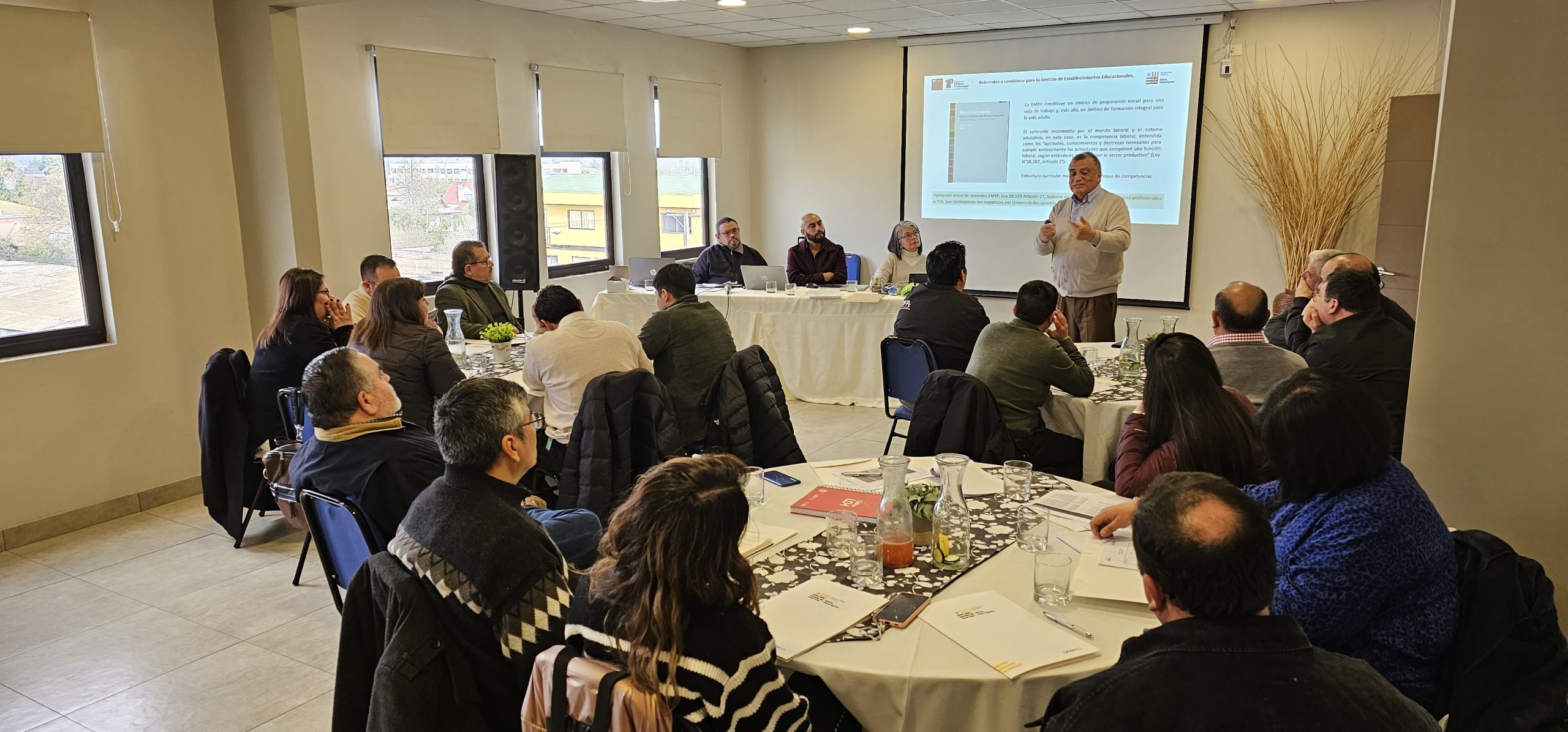 directivos reunidos en taller implementado por académico de la carrera de Pedagogía en Educación Técnica y Formación Profesional UCSH