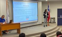 Académica Elizabeth Flores durante su exposición