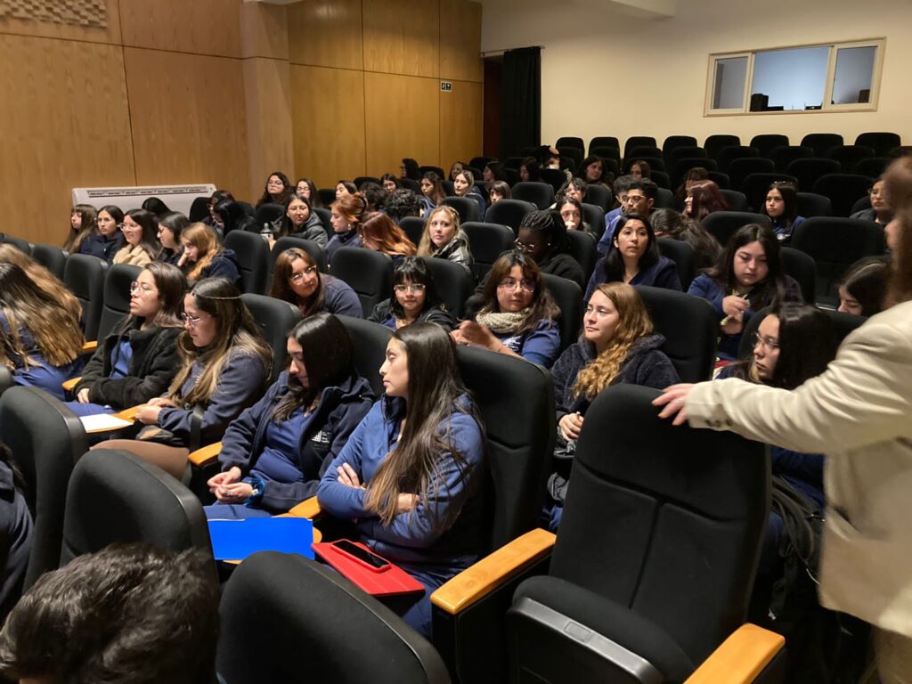 Estudiantes de Enfermería UCSH participan de Jornadas de capacitación de monitores en prevención de quemaduras infantojuveniles COANIQUEM.
