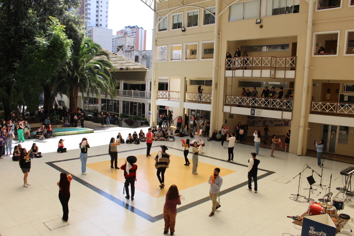 Presentación talleres DAE segundo semestre 2023 Universidad Católica Silva Henríquez patio casa central