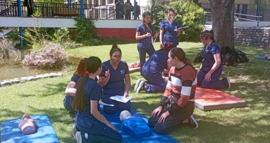 Estudiantes de Enfermería en capacitación en reanimación cardiopulmonar, sede Lo Cañas.