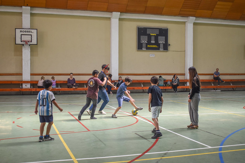 Fiesta navideña en la UCSH organizada por la Dirección de Pastoral Universitaria. En la imagen niños juegan a la pelota.