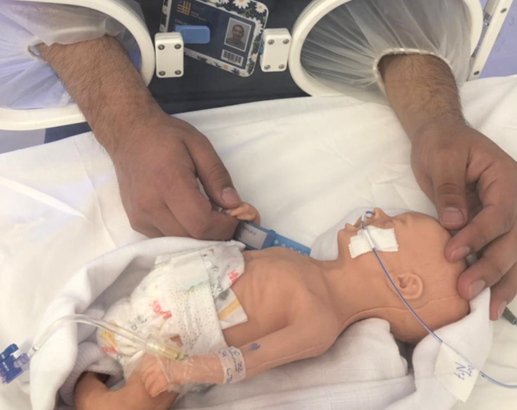 Simulador neonatal completo con prácticas de intubación, en Hospital simulado UCSH.